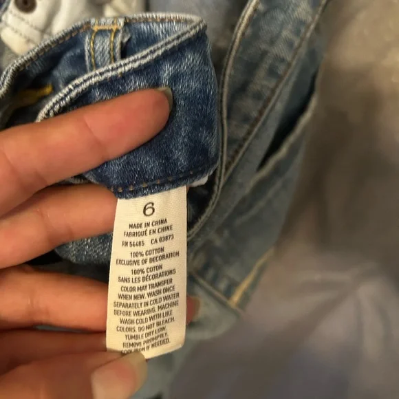 American Eagle super cute distressed jean shorts. Size 6 - Picture 4 of 6